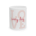 Love Every Day Tasse – Minimalistische Keramiktasse mit Herzbotschaft